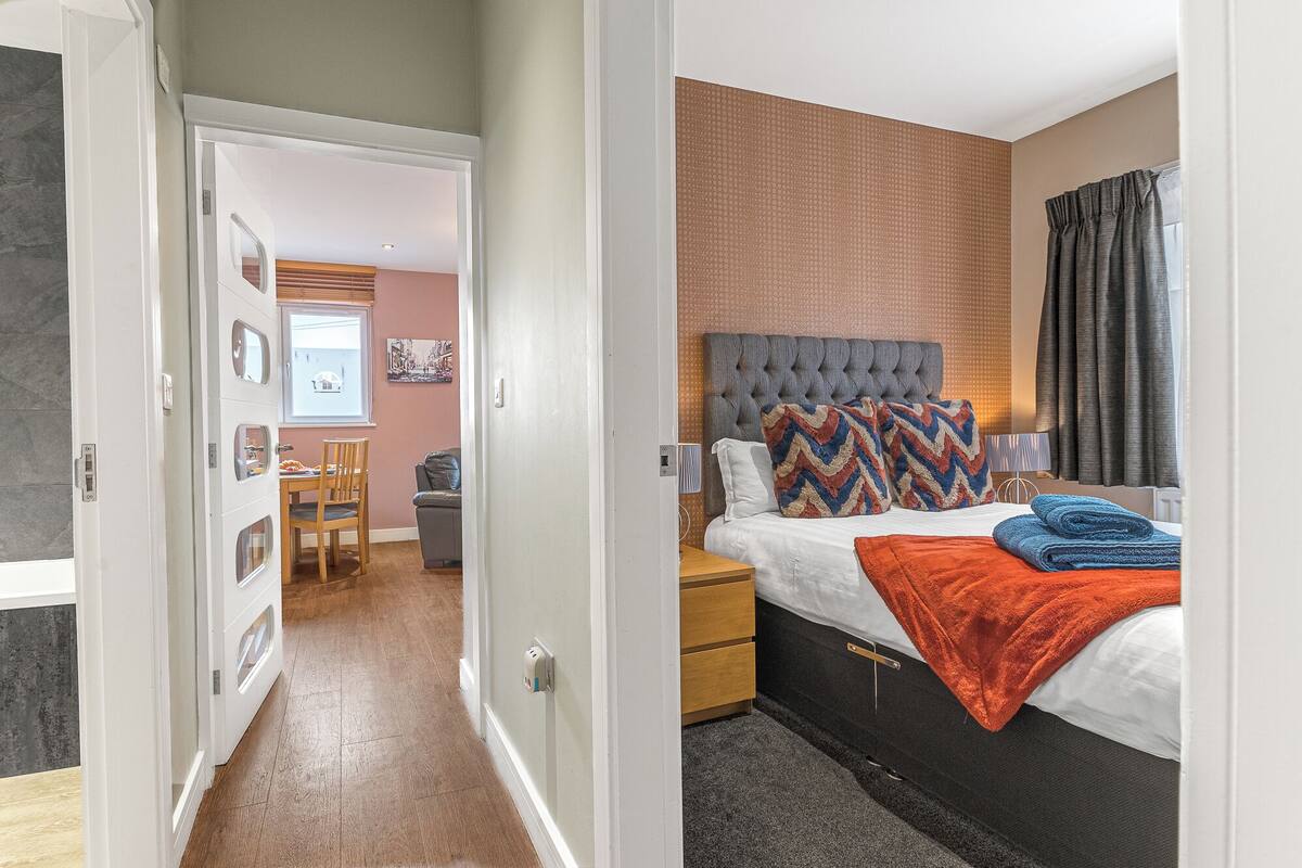 Deluxe Apartment, 2 Bedrooms | Blackout drapes, soundproofing, iron/ironing board, travel crib