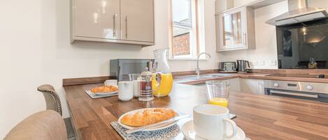 Executive Suite | Private kitchen | Full-sized fridge, microwave, oven, stovetop