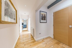 Appartement Penthouse Deluxe, plusieurs chambres | Aire de séjour | Téléviseur à DEL, films payants