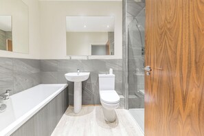 都會頂層客房 | 浴室 | 淋浴設備、提供毛巾