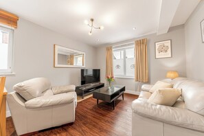 Decoración personalizada, muebles diferentes y cortinas blackout 