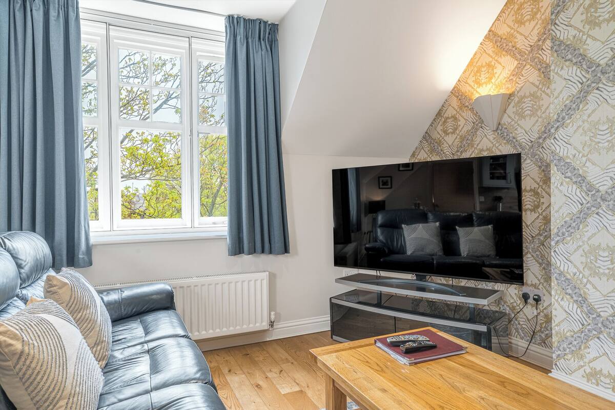 Penthouse, 2 Bedrooms | Blackout drapes, soundproofing, iron/ironing board, travel crib