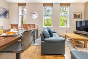 Executive Suite | Individually decorated, individually furnished, blackout drapes - Abbey Apartments (Barrow-in-Furness)