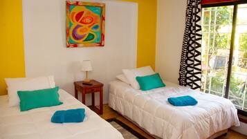Comfort Triple Room, 1 Bedroom, Patio | Cadar kapas Mesir, peralatan tempat tidur premium, tilam berlapik, meja