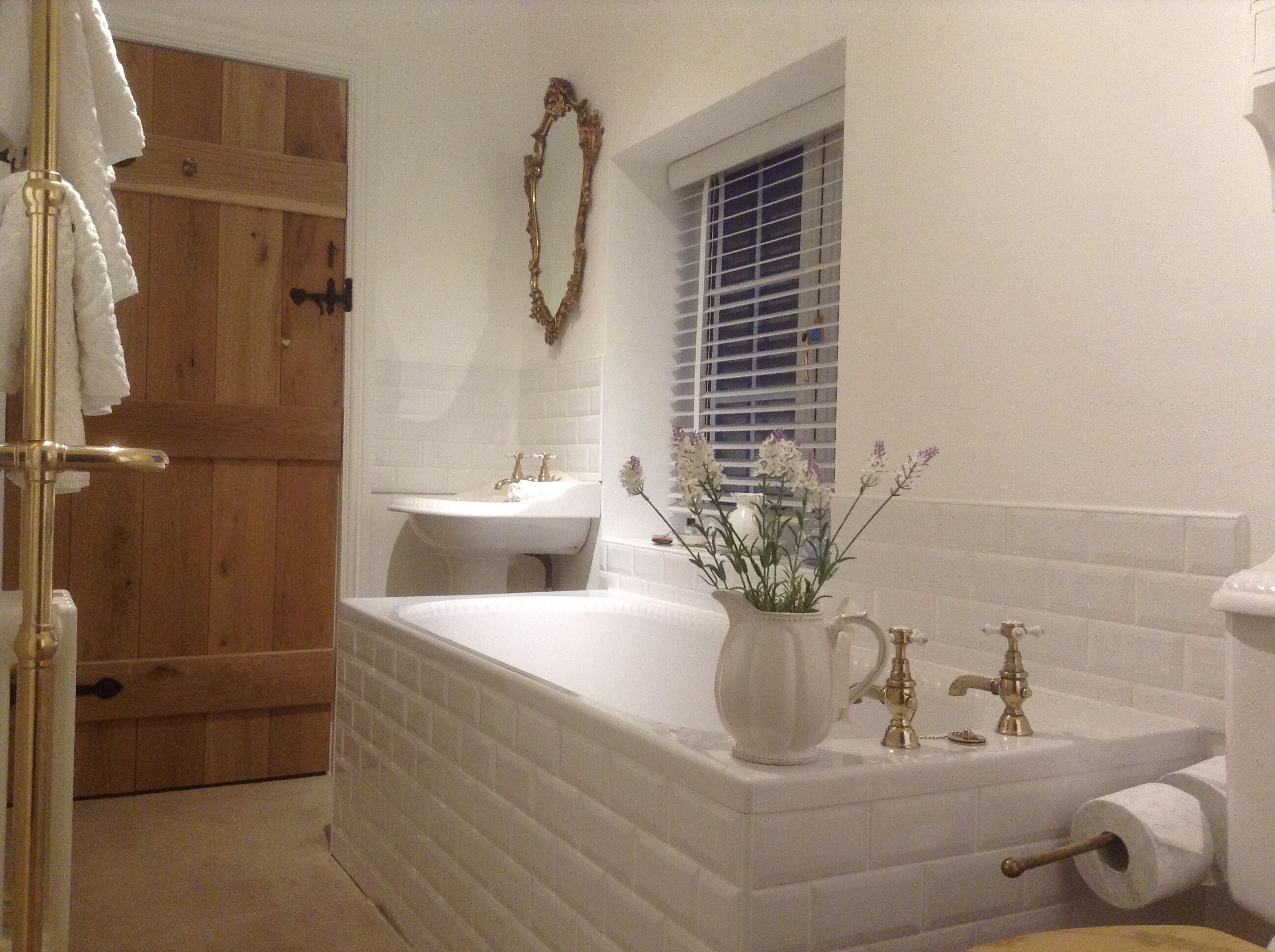 Luxury Double Room (The Farmhouse Room) | Bathroom | Free toiletries, hair dryer, towels