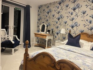 Desk, blackout curtains, soundproofing, bed sheets - Abbey Green Farm B&b, Camping & Touring Park (Whitchurch)