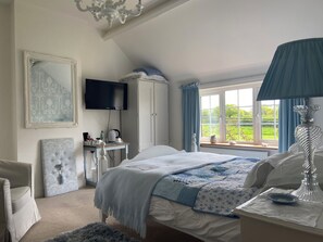 Desk, blackout curtains, soundproofing, bed sheets - Abbey Green Farm B&b, Camping & Touring Park (Whitchurch)