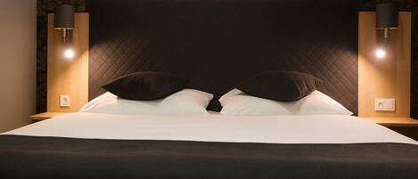 Ylelliset vuodevaatteet, minibaari, tallelokero huoneessa, työpöytÀ