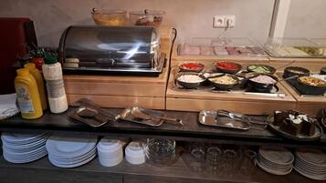 Desayuno buffet (EUR 5.00 por persona)