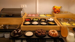 A buffet with various food items and a coffee station. - Pension Falconi (Kolin)
