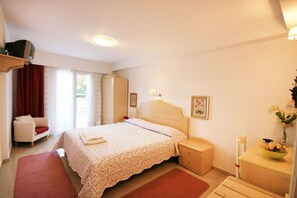 Iron/ironing board, free cots/infant beds, free WiFi, bed sheets - Leonardos Apartments (Paros)