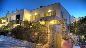 Front of property – evening/night - Leonardos Apartments (Paros)