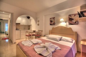 Iron/ironing board, free cribs/infant beds, free WiFi, bed sheets - Leonardos Apartments (Paros)