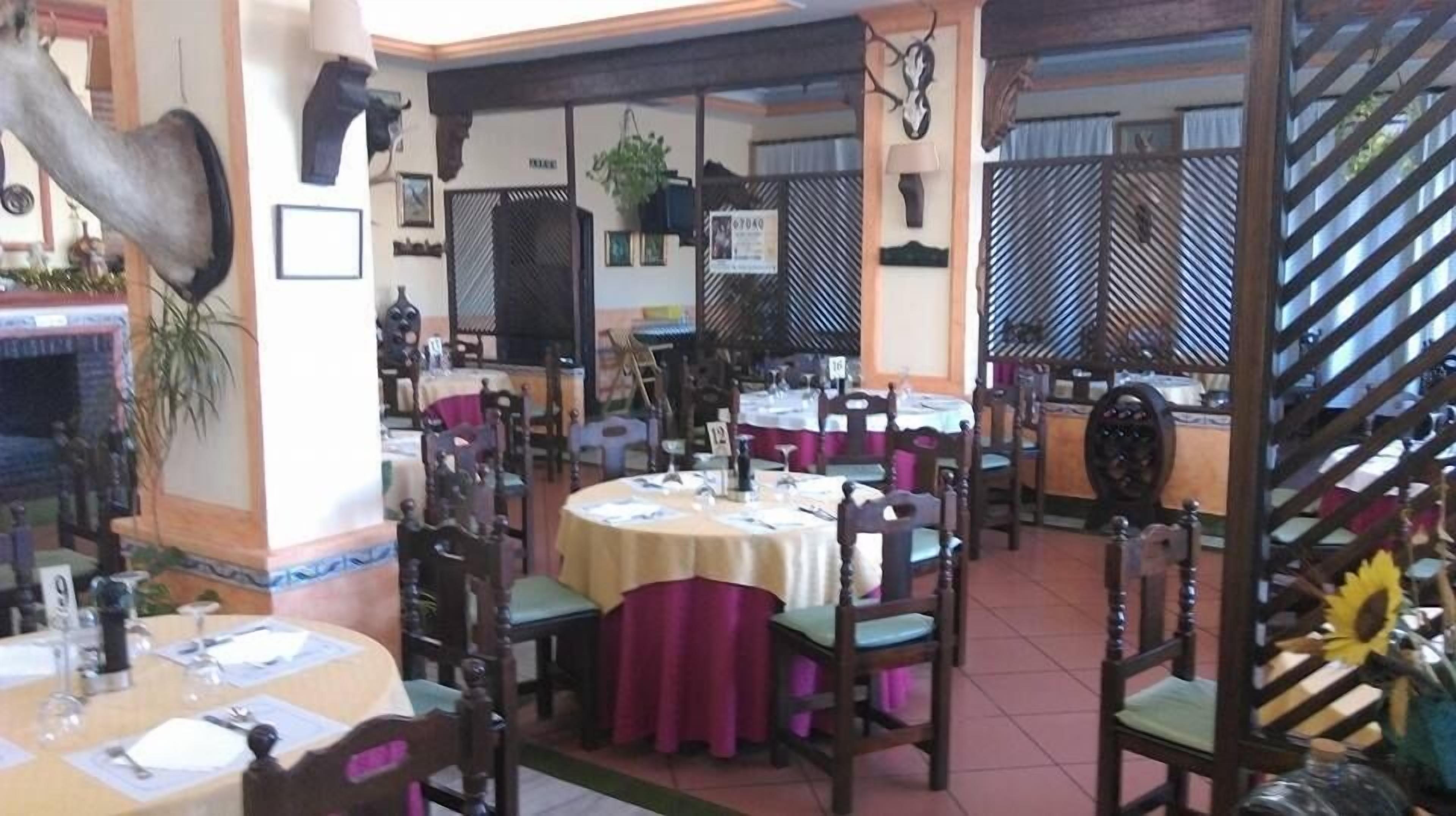 Serveert ontbijt, lunch, diner, lokale gerechten 