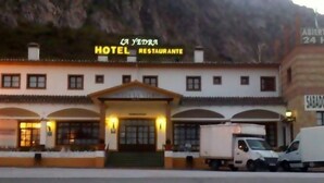 Un hôtel avec une enseigne indiquant « Hôtel-Restaurant » et une autre indiquant « Sabanos, dimanches et jours fériés », avec un menu à 10 €.
