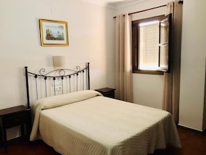 Coffre-fort, bureau, rideaux d’obscurcissement, lit de bébé (gratuit)