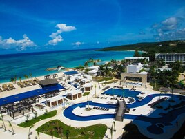 4 outdoor pools, sun loungers