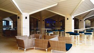 8 restaurants, breakfast, lunch, dinner served; Italian cuisine