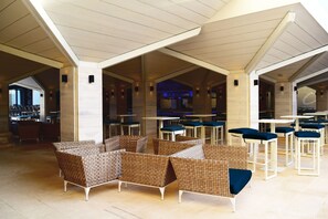 8 restaurants, breakfast, lunch, dinner served; Italian cuisine 