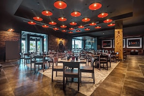 8 restaurants, breakfast, lunch, dinner served; Italian cuisine