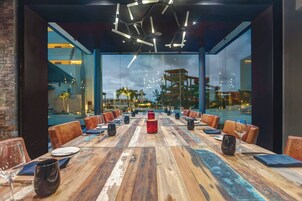 8 restaurantes; se sirve desayuno, almuerzo y cena