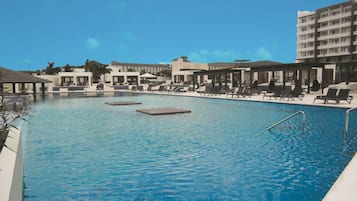 4 outdoor pools, sun loungers