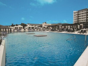 4 outdoor pools, pool loungers