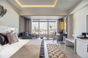 Minibar, caja de seguridad en la habitación y decoración personalizada 