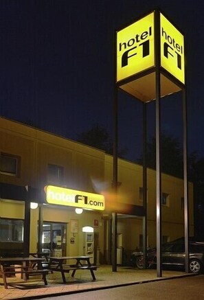 Front of property - evening/night - hotelF1 Blois Nord (Blois)