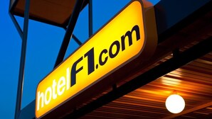 Un letrero de hotel con el texto 'hotelF1.com' sobre un fondo de cielo azul.