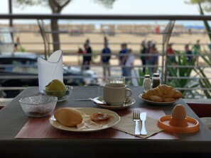 Se ofrece un desayuno bufé todos los días (por un coste adicional)