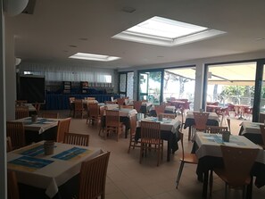 Petit déjeuner buffet (9 EUR par personne)