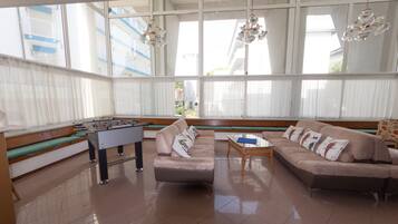 Coin salon dans le hall