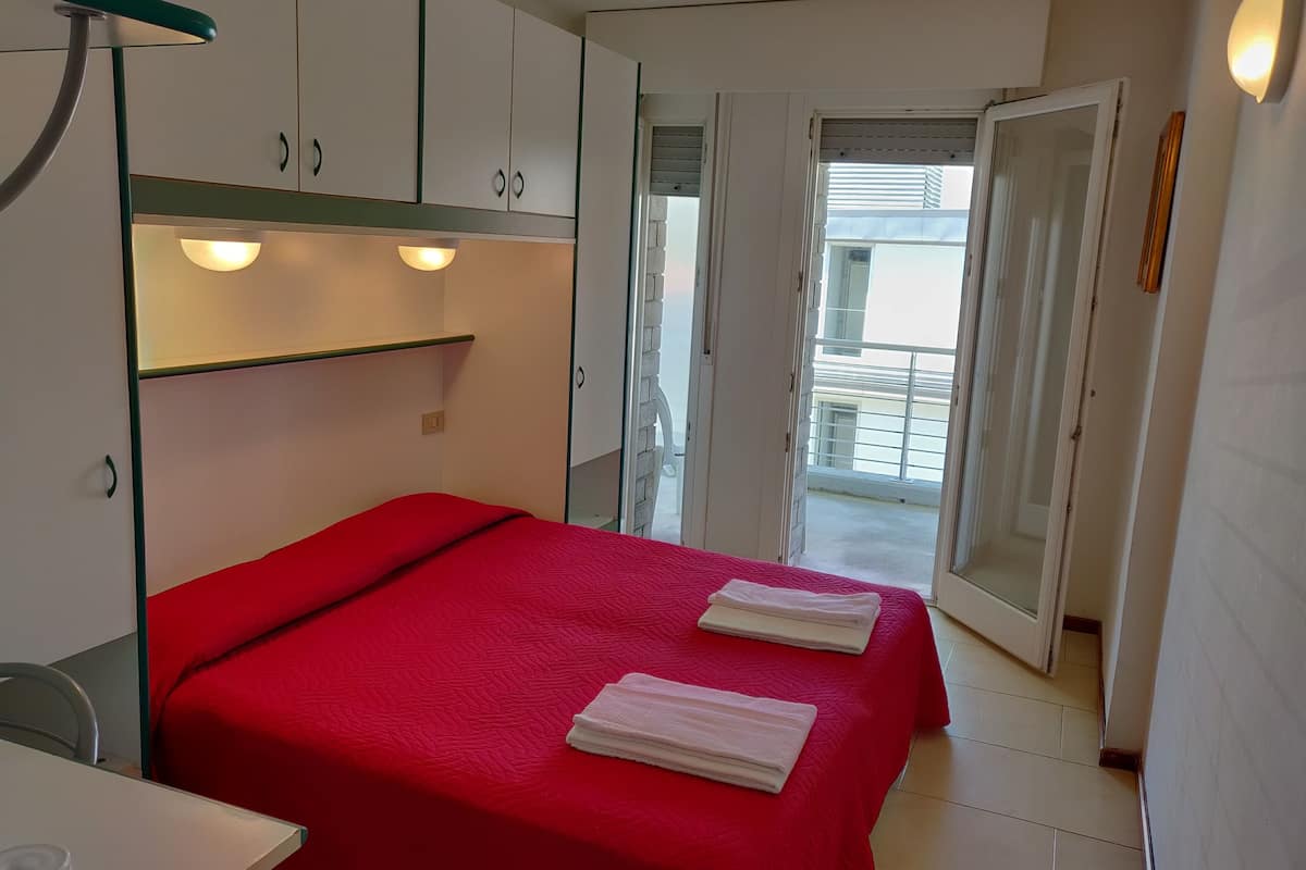 In-room safe, desk, free WiFi