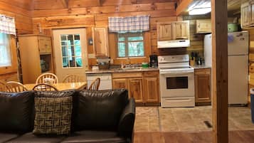 Kabin Comfort, 3 kamar tidur, hot tub | Area keluarga | TV layar datar dan perapian