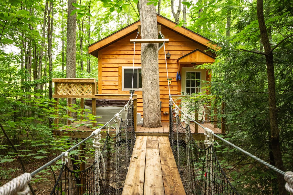 Exclusieve boomhut, 1 queensize bed | Een strijkplank/strijkijzer, gratis wifi, beddengoed
