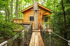 Exclusive Tree House, 1 Queen Bed | Iron/ironing board, free WiFi, bed sheets - Country Road Cabins (Hico)