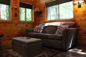 Nhà trên cây Exclusive, 1 giường cỡ queen | Khu phòng khách | TV màn hình phẳng, lò sưởi 