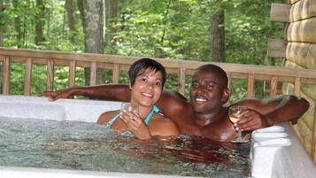 Marathon Cabin, 1 Bedroom, Hot Tub | Jetted bathtub