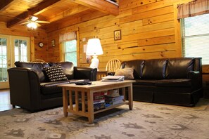 Cabin dành cho gia đình, 4 phòng ngủ, bồn tắm nước nóng | Khu phòng khách | TV màn hình phẳng, lò sưởi 