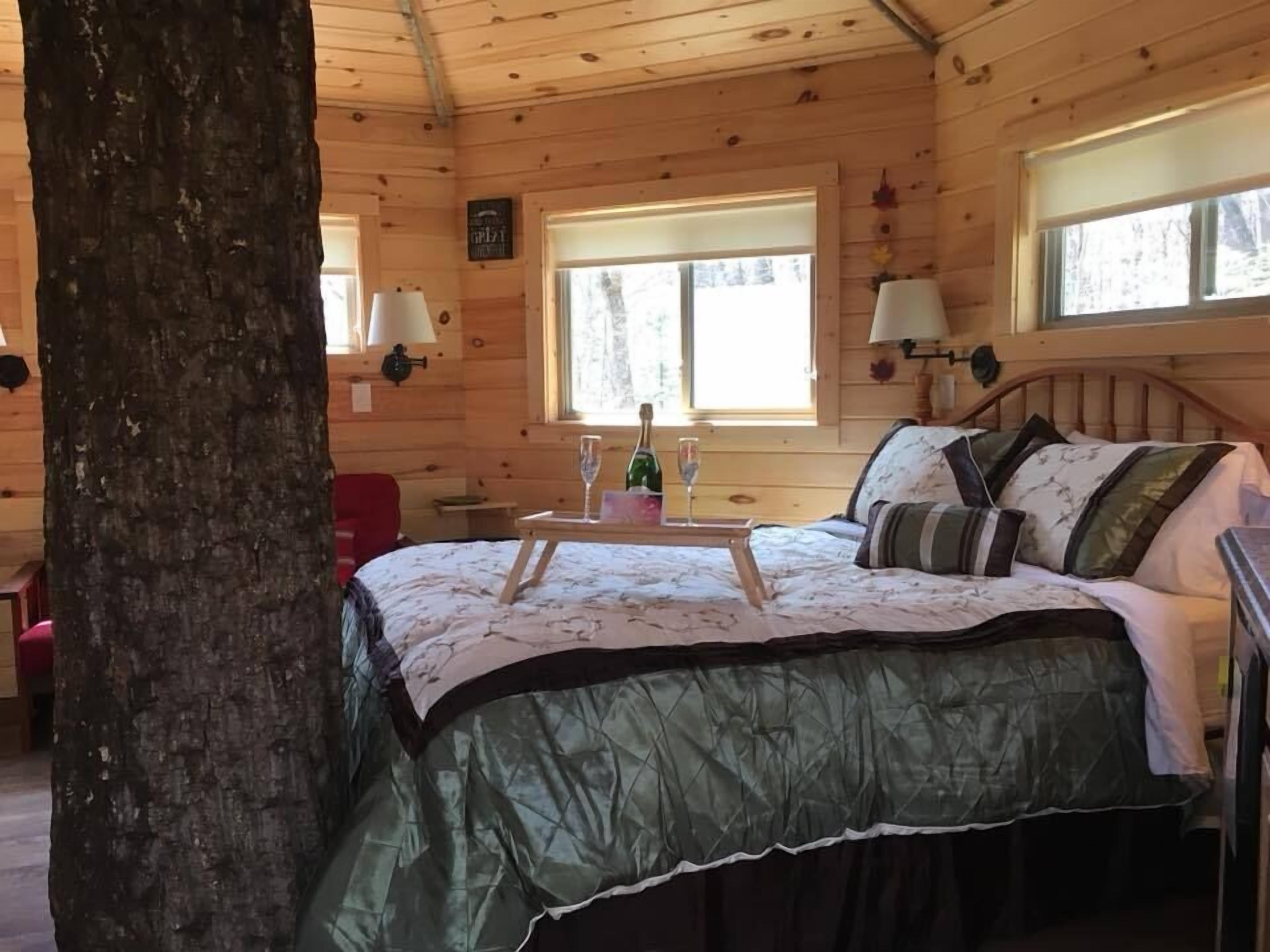 Panoramic Tree House, 1 Bedroom, Hot Tub, Mountainside | Iron/ironing board, free WiFi, bed sheets