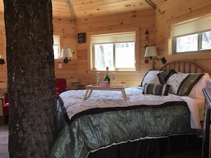 Casa na árvore panorâmico, 1 quarto, banheira de imersão, ao lado da montanha | Ferros/tábuas de passar roupa, Wi-Fi de cortesia, roupa de cama
