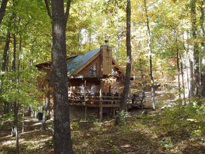 Traditional Cabin, 2 Bedrooms, Accessible, Hot Tub | Seterika/papan seterika, Wi-fi percuma, cadar katil 