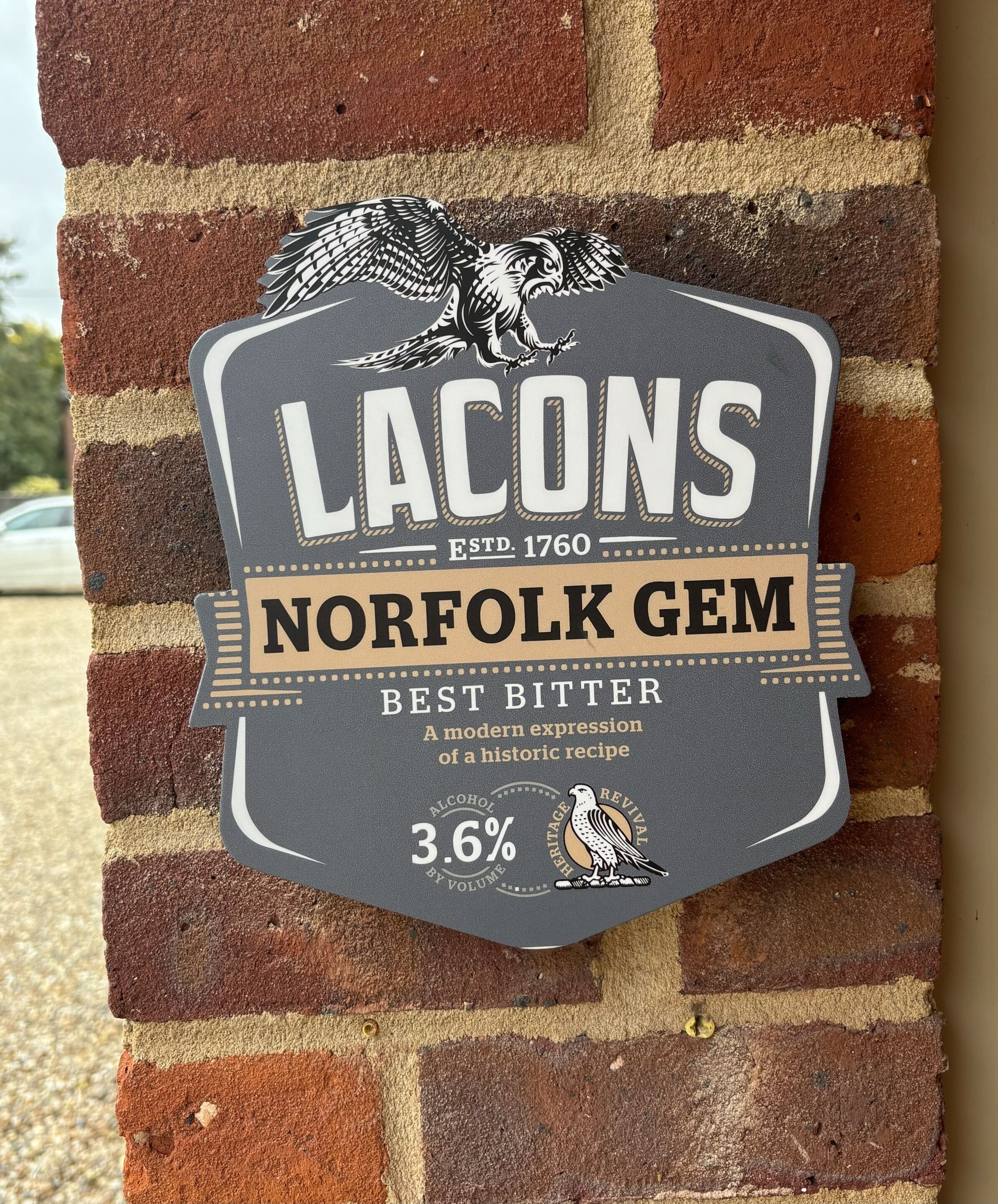 Une enseigne pour Lacons Norfolk Gem, une gin dont le taux d’alcool est de 3,6 %, et qui a été créée en 1760.