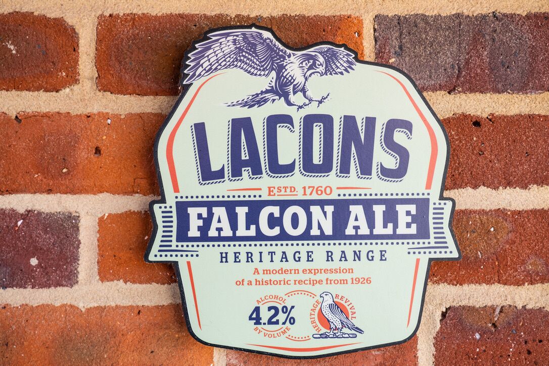 Schild für Lacons Falcon Ale, gegründet 1760, mit einer Traditionsauswahl und 4,2 % Alkoholgehalt.