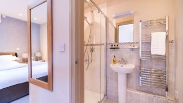 Superior Double Room, Accessible, Ensuite | Bathroom | Towels