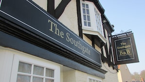 A building with a sign reading "The Southgate B&B". - The Southgate Bed And Breakfast (Filey)