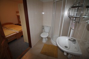 Quadruple Room, Ensuite | Bathroom | Shower, hair dryer, towels - Penzion U Elišky v Bedřichově (Bedrichov)