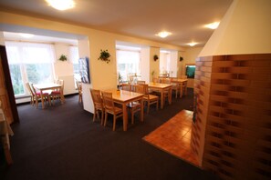 Dagelijks continentaal ontbijt (EUR 2 per persoon)