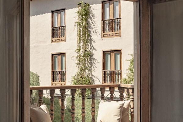 Habitación superior | Ropa de cama de alta calidad, edredones de plumas, caja fuerte